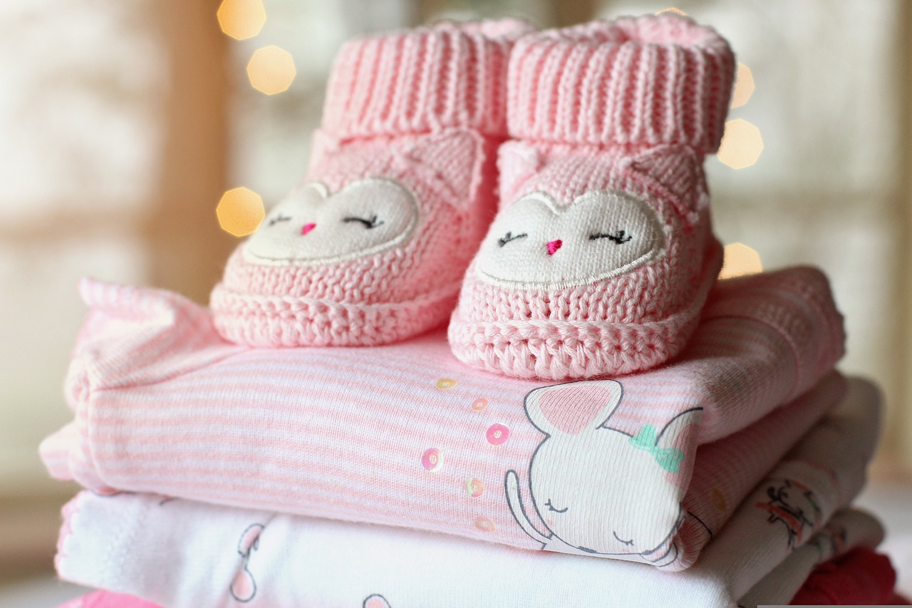 Vêtements et chaussons pour enfants roses